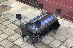 Stolek z motoru BMW V12