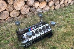 Stolek z motoru BMW V12 - firemní