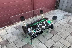 Stolek z motoru Mercedes-Benz V12