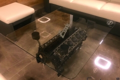Stolek z motoru Mercedes V12 shodný s Pagani Zondou V12